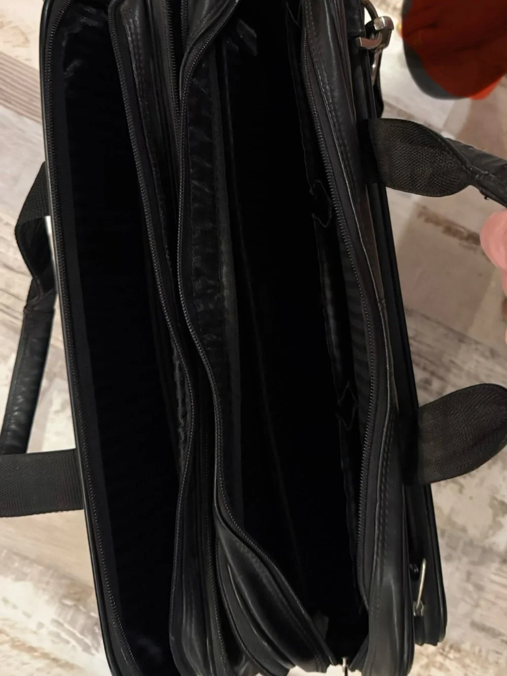 Samsonite.   Black Men's Leather Laptop Messenger Bag - Classic Carry